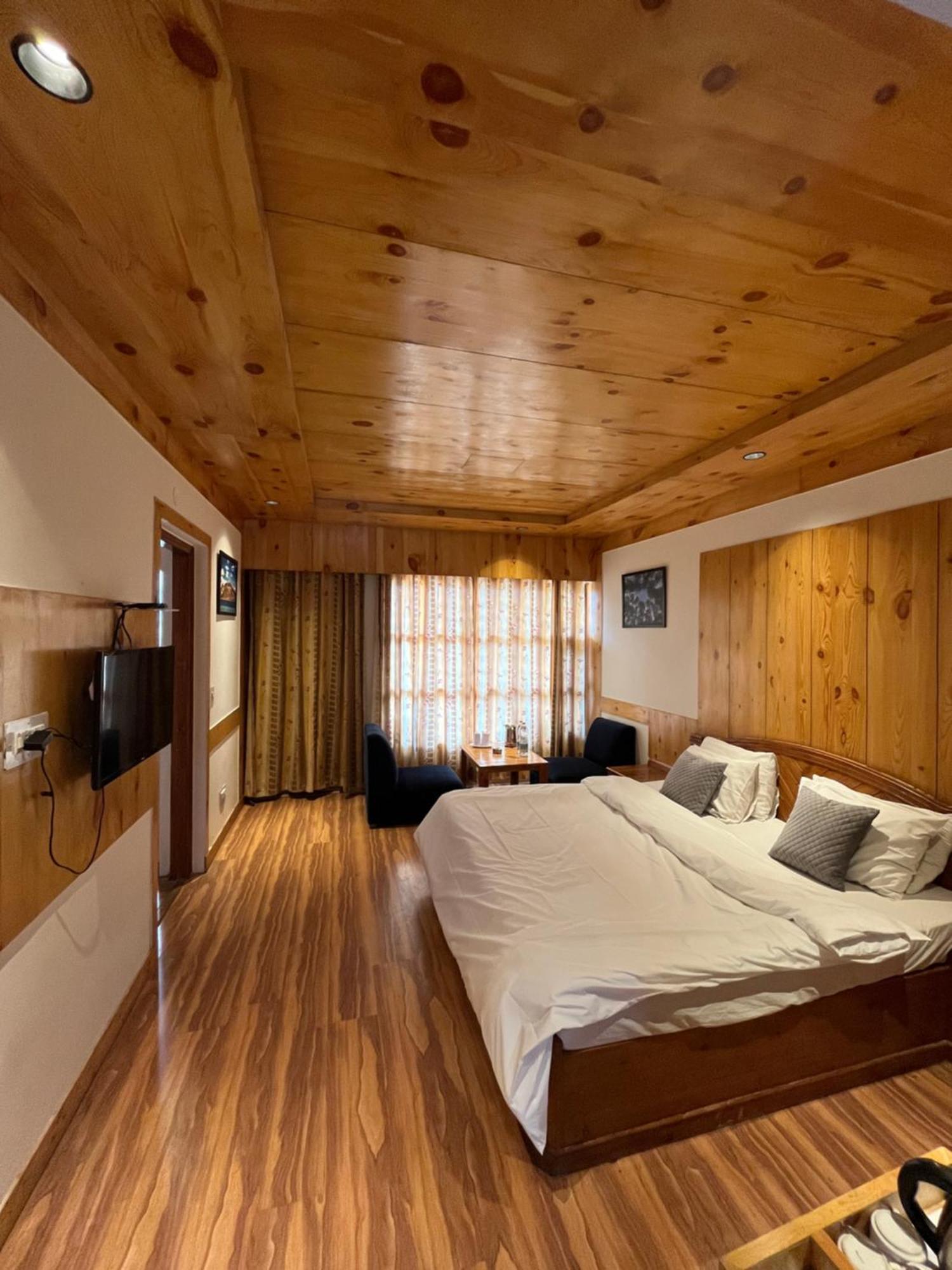 The Conifer Hotel Manāli Exterior foto